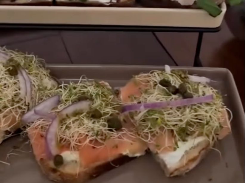 Charcutería y fruta del brunch del 24 de enero de 2026