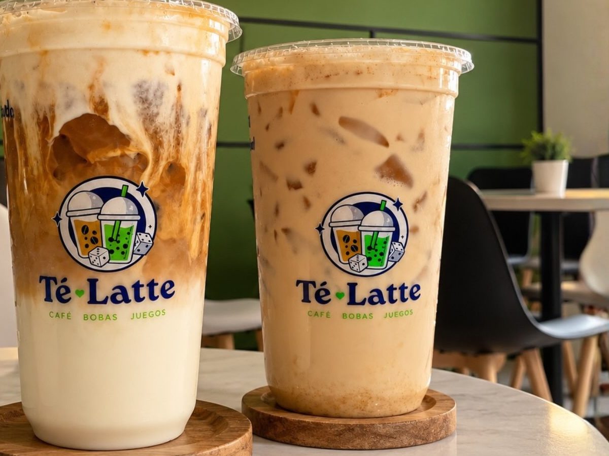 Dos lattes fríos con el logo de Té-Latte