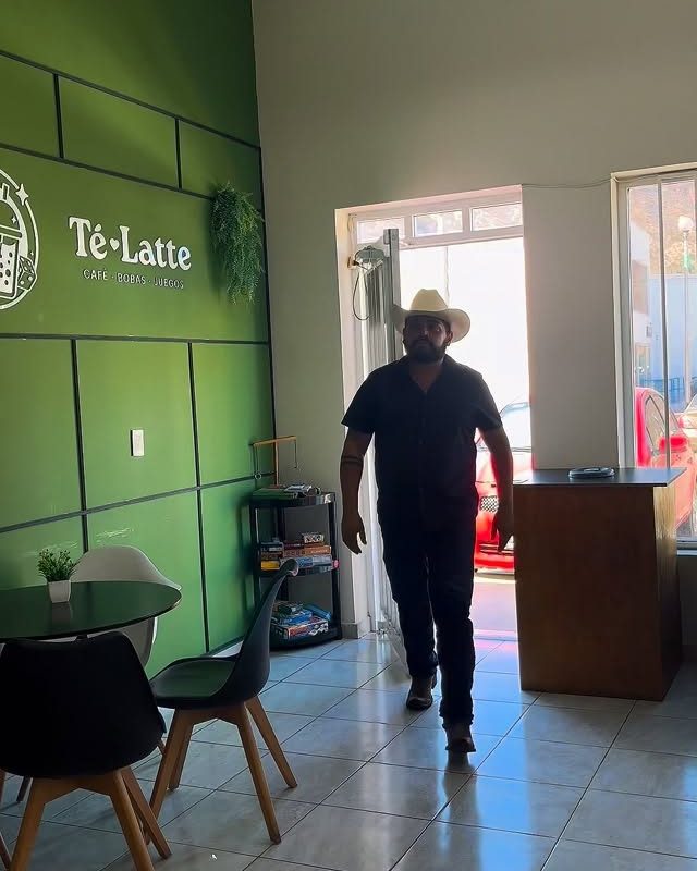 Interior de Té-Latte con la pared verde y el logo