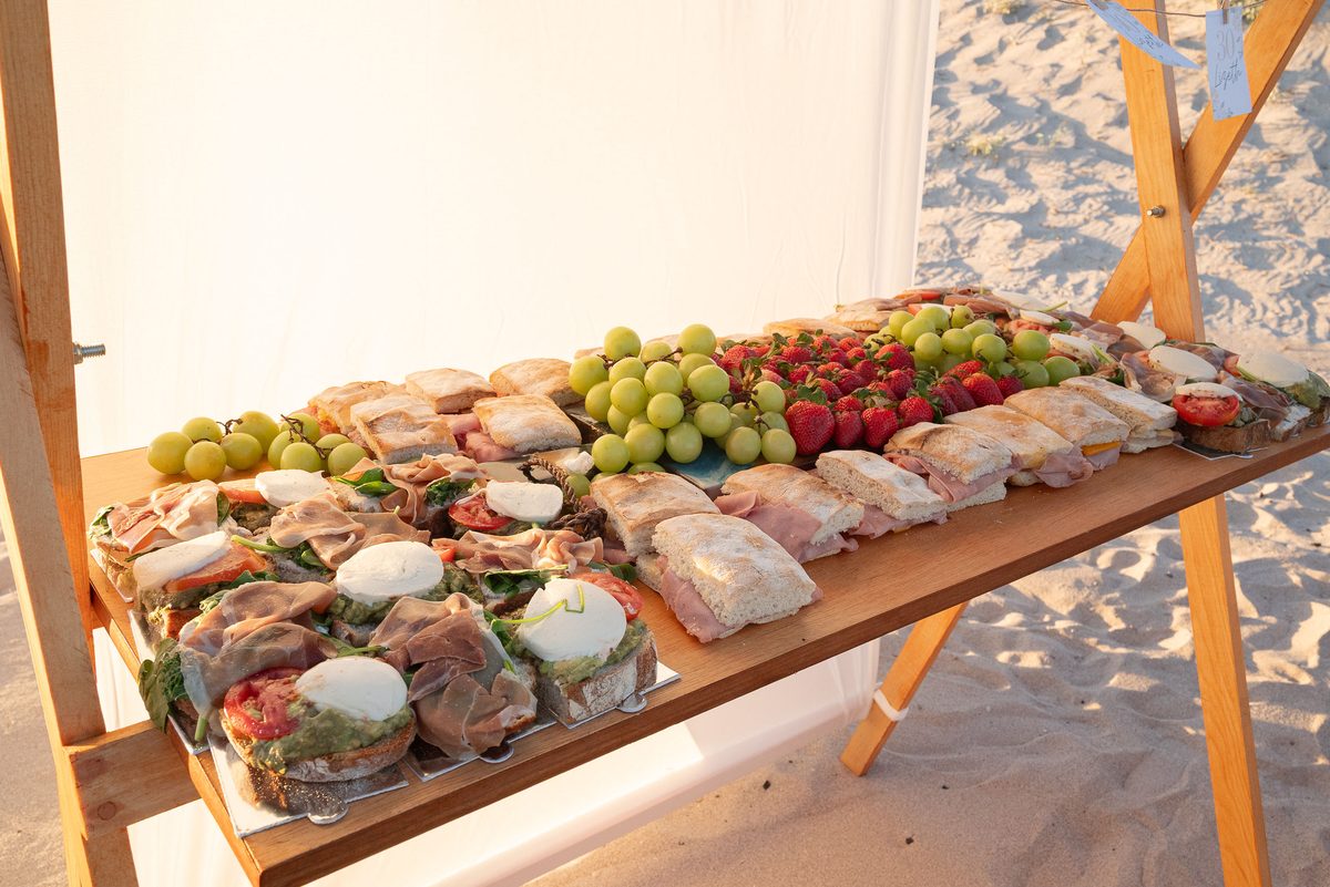 Mesa de sándwiches, uvas y fresas montada por Té-Latte