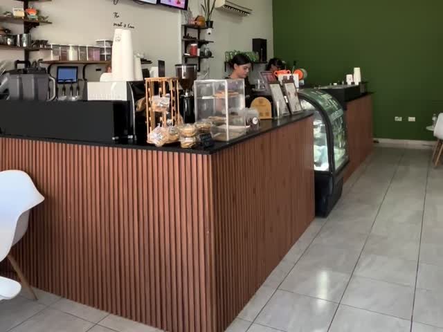 Barra de Té-Latte con la vitrina y las pantallas del menú